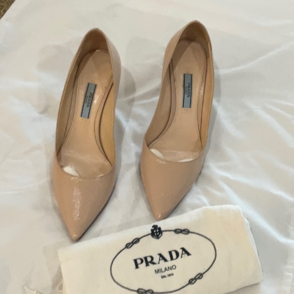 Prada Authentic Tan Heels Classic Pointed Toe Stiletto beautiful shoes no odor
